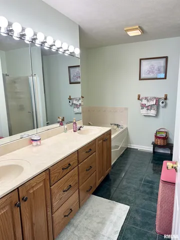 $200,000 | 4 Hamilton Drive, Jacksonville, IL 62650