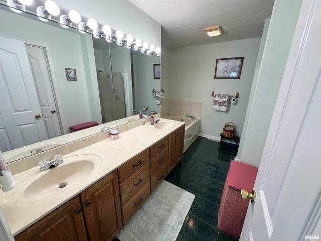 $200,000 | 4 Hamilton Drive, Jacksonville, IL 62650