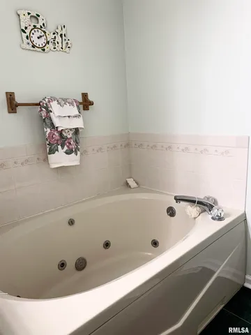 $200,000 | 4 Hamilton Drive, Jacksonville, IL 62650