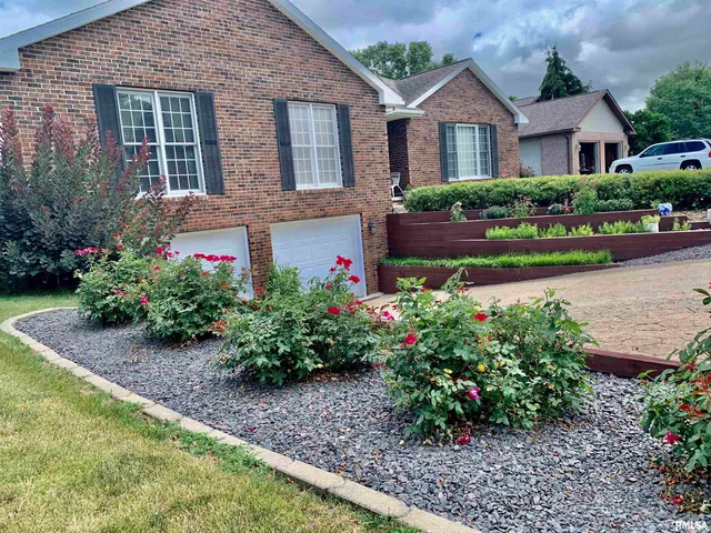 $200,000 | 4 Hamilton Drive, Jacksonville, IL 62650