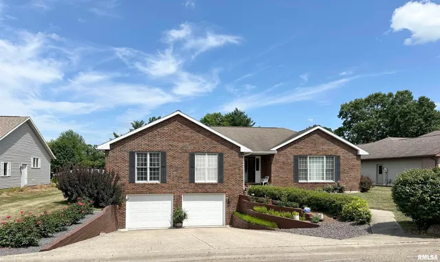 $200,000 | 4 Hamilton Drive, Jacksonville, IL 62650