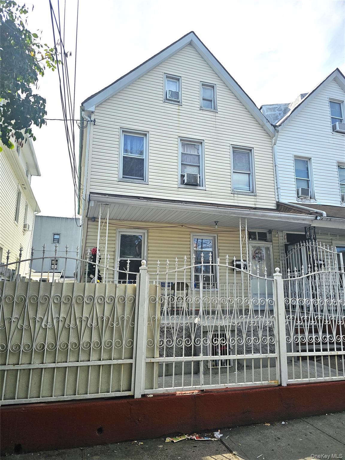 View of front of home featuring a fenced front yard