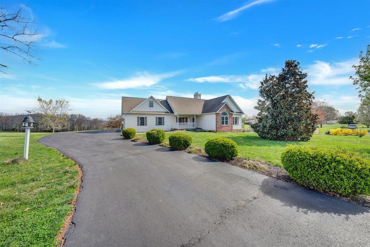 1138 Altice Road Moneta, VA 24121 - Photo 3 of 34 Home view