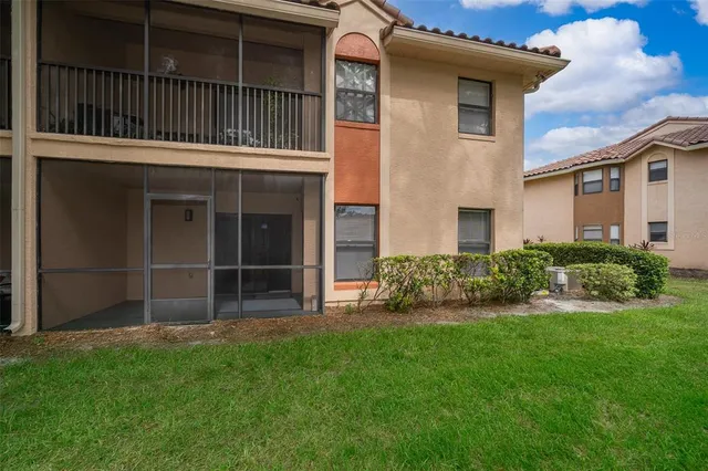 a view of front of a house with a yard