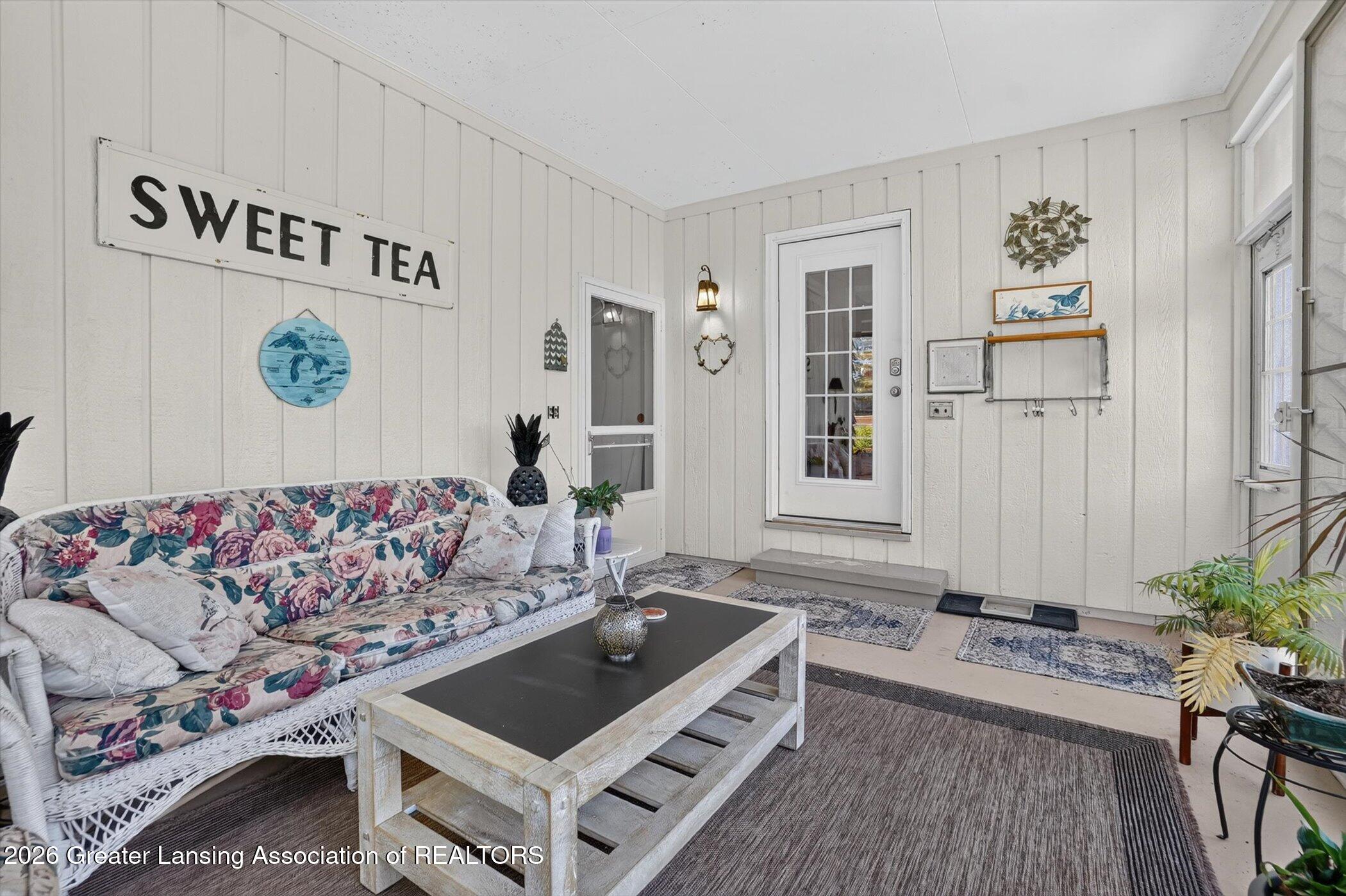 4426 Barton Road Lansing, MI 48917 - Photo 28 of 72 23-4426-Barton-Rd-Windowstill-Photograph