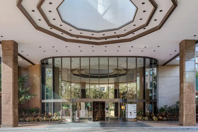 a view of a large multi story building