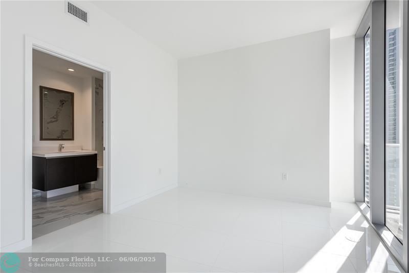 851 Northeast 1st Avenue, Unit 1912 Miami, FL 33132 - Photo 12 of 26