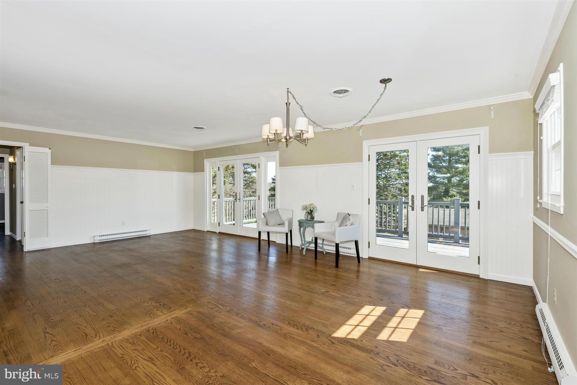 27309 Ridge Road Damascus, MD 20872 - Photo 4 of 28 Living Room