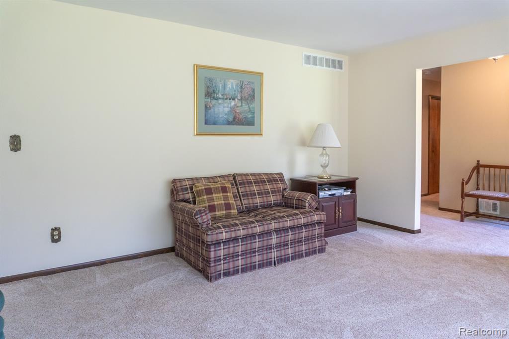 20541 Barton Road Pinckney, MI 48169 - Photo 8 of 47
