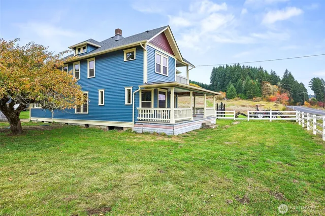 a view of front of a house with a yard