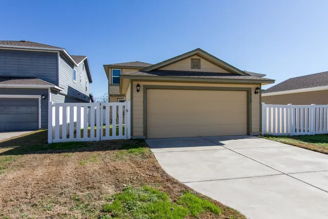 a view of a back yard of the house