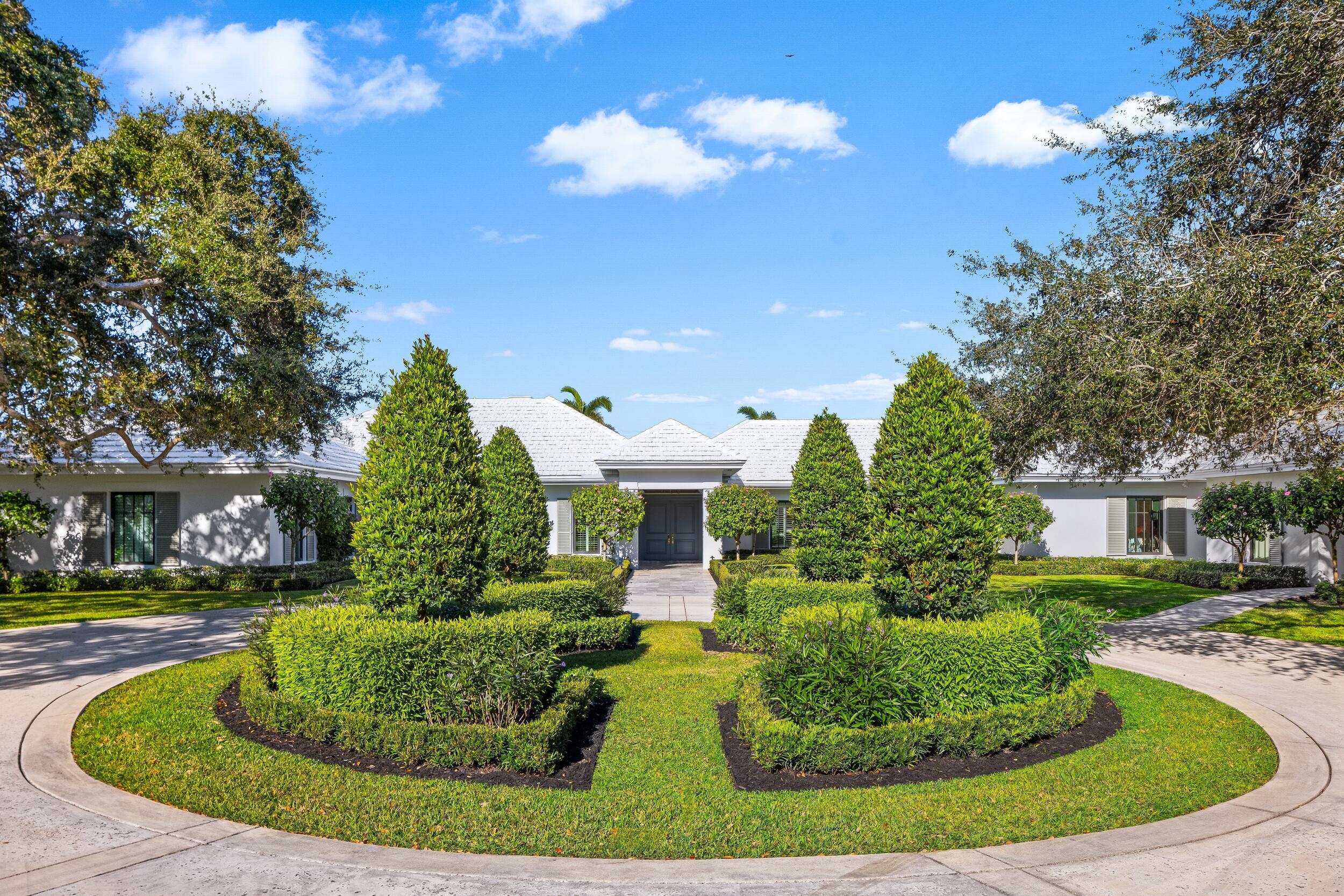 39 Country Road South Boynton Beach, FL 33436 - Photo 5 of 55 a view of a house with fountain in middle