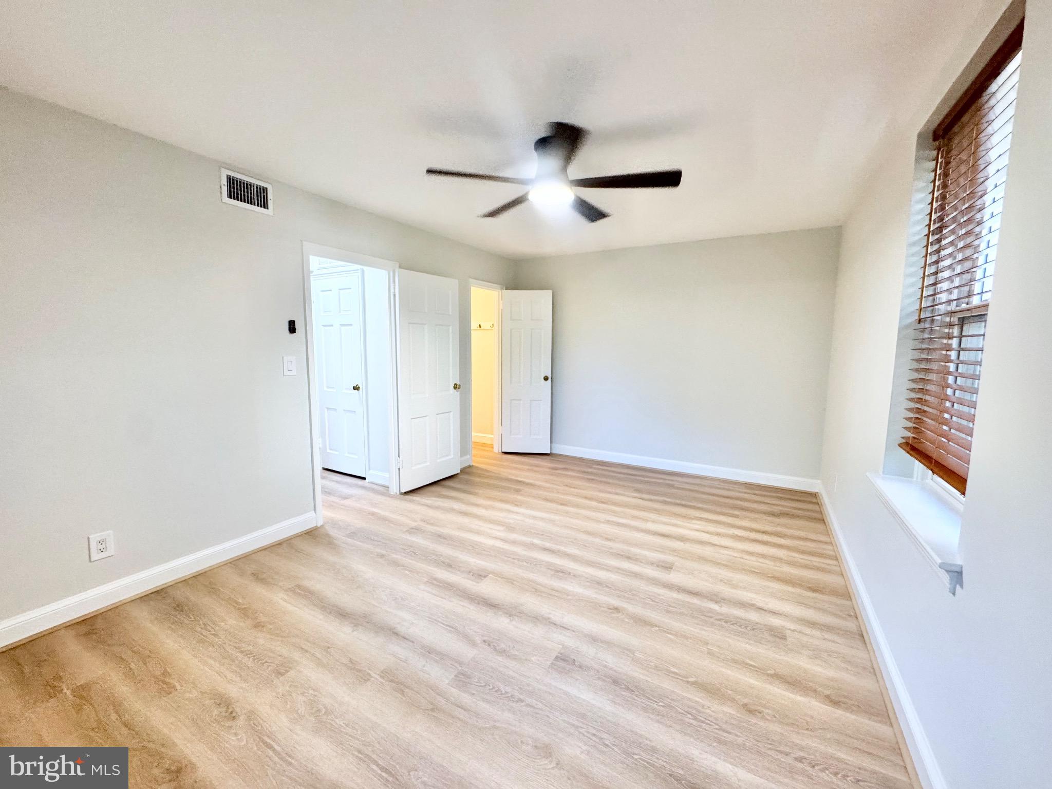 22 South Old Glebe Road, Unit 106D Arlington, VA 22204 - Photo 15 of 19 Spacious room with natural light and charm.
