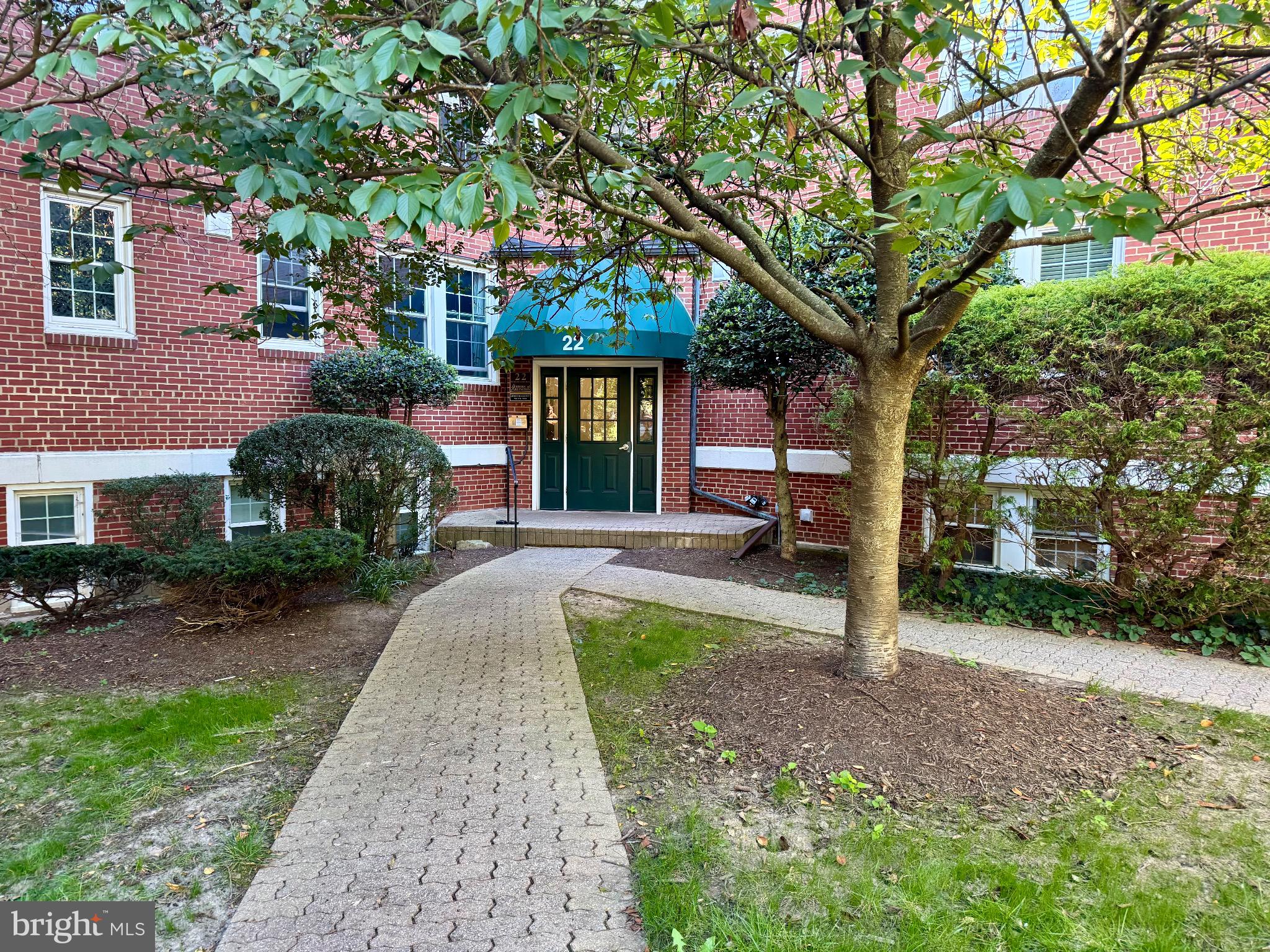 22 South Old Glebe Road, Unit 106D Arlington, VA 22204 - Photo 2 of 19 Charming entrance framed by lush greenery.