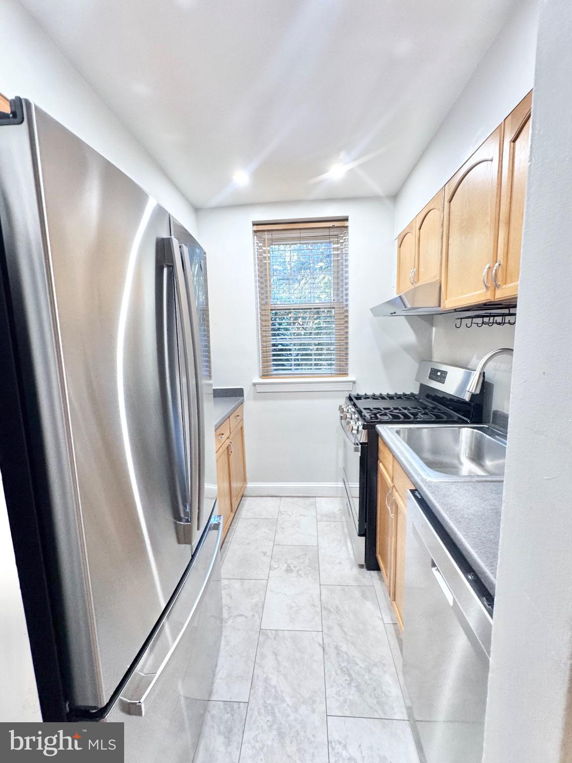 22 South Old Glebe Road, Unit 106D Arlington, VA 22204 - Photo 6 of 19 Modern kitchen with sleek stainless steel appli...