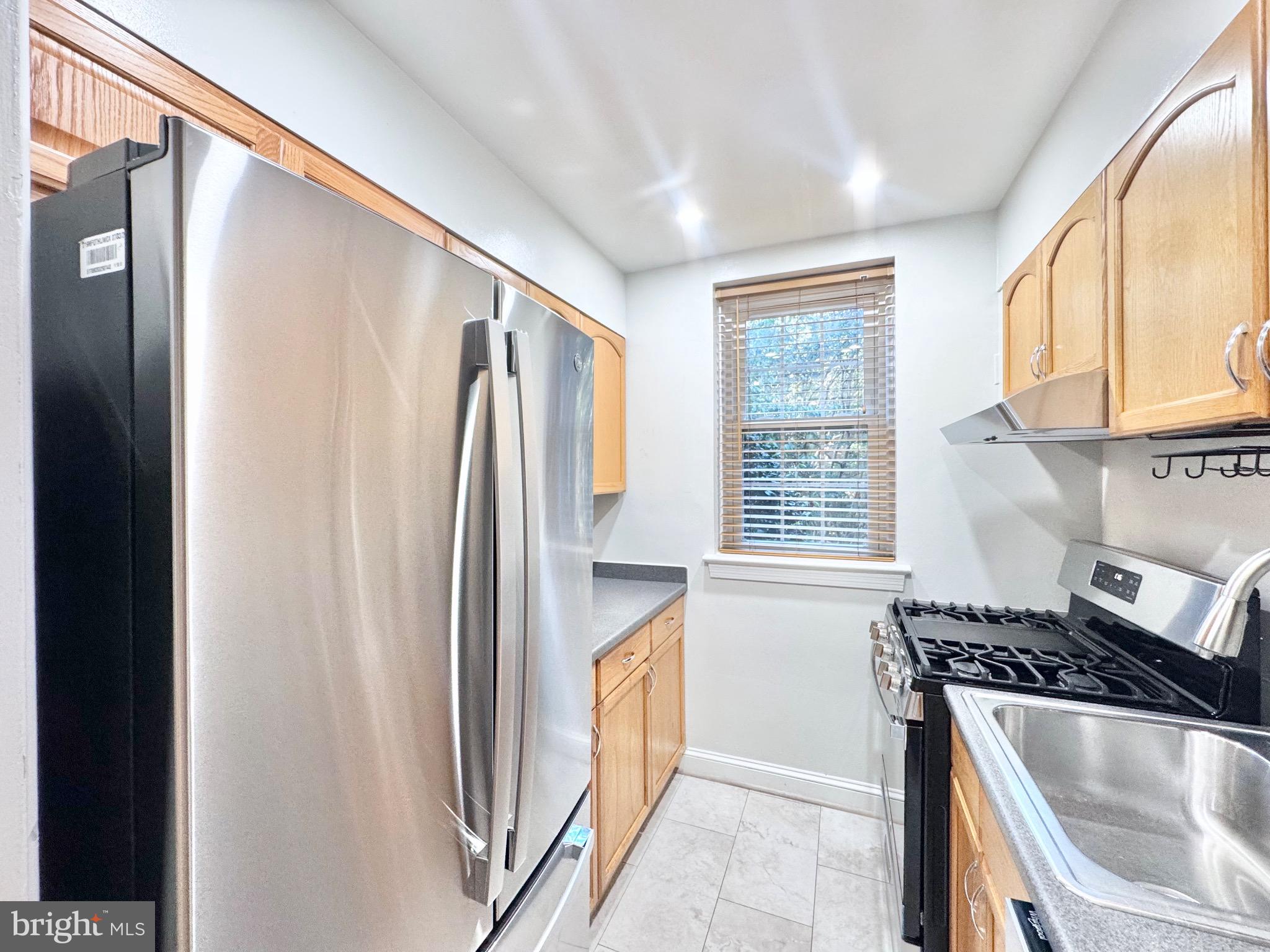 22 South Old Glebe Road, Unit 106D Arlington, VA 22204 - Photo 7 of 19 Modern kitchen with sleek appliances.
