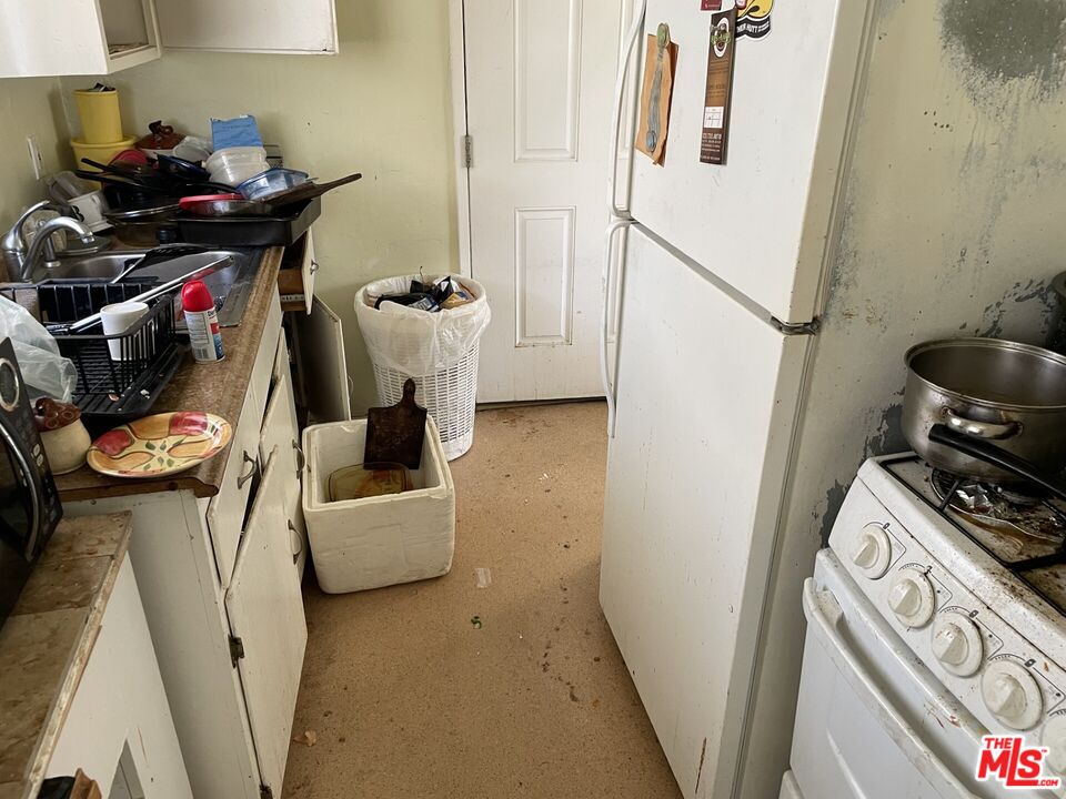1920 South Rimpau Boulevard Los Angeles, CA 90016 - Photo 18 of 25 a utility room with dryer and washer