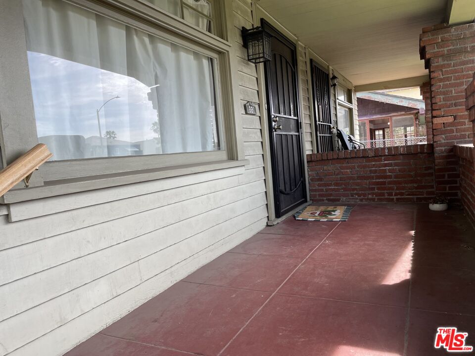 1920 South Rimpau Boulevard Los Angeles, CA 90016 - Photo 2 of 25 a view of entryway
