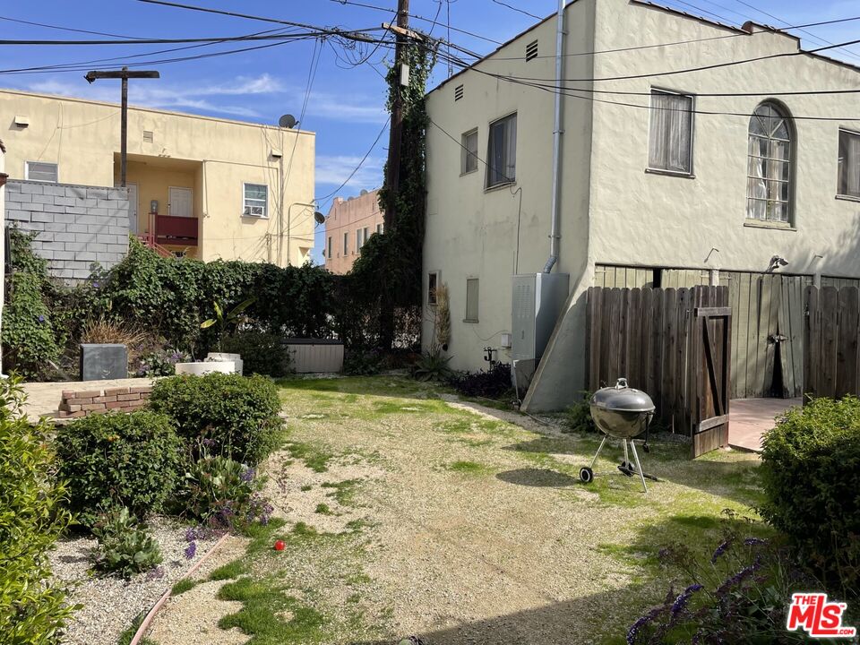 1920 South Rimpau Boulevard Los Angeles, CA 90016 - Photo 22 of 25 a backyard of a house with yard and outdoor seating