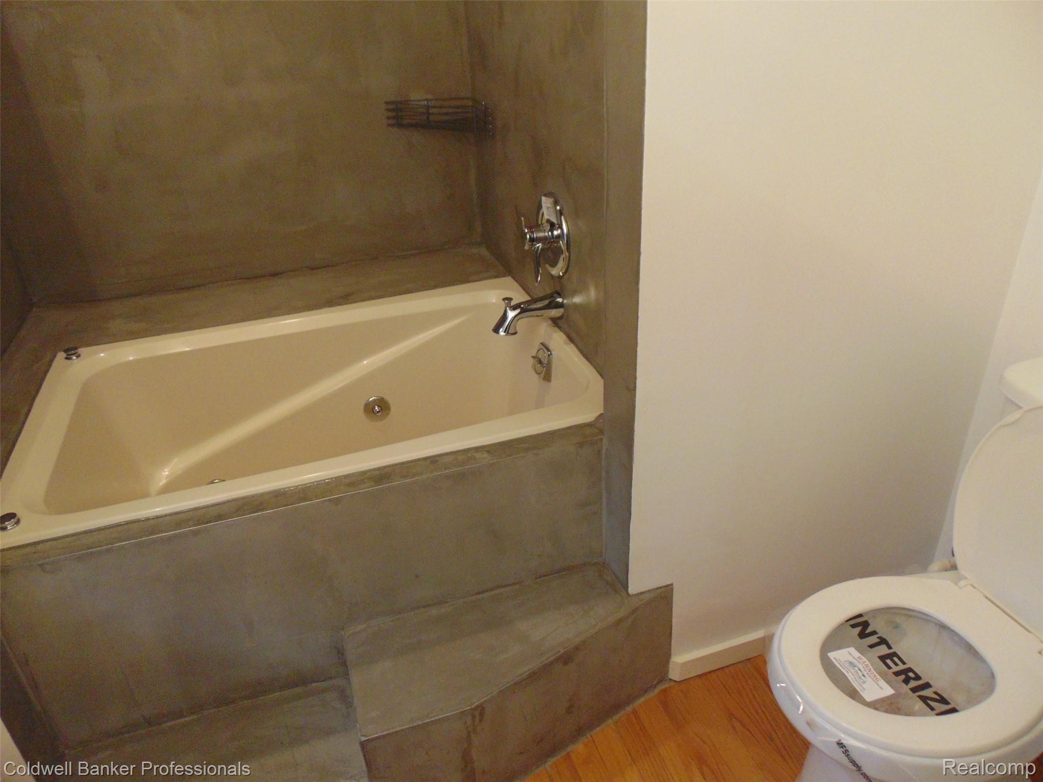 164 Baldwin Road Birmingham, MI 48009 - Photo 41 of 52 2nd floor hallway bath #2