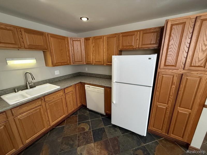 1611 Cass Lake Road Keego Harbor, MI 48320 - Photo 4 of 12 4.jpg