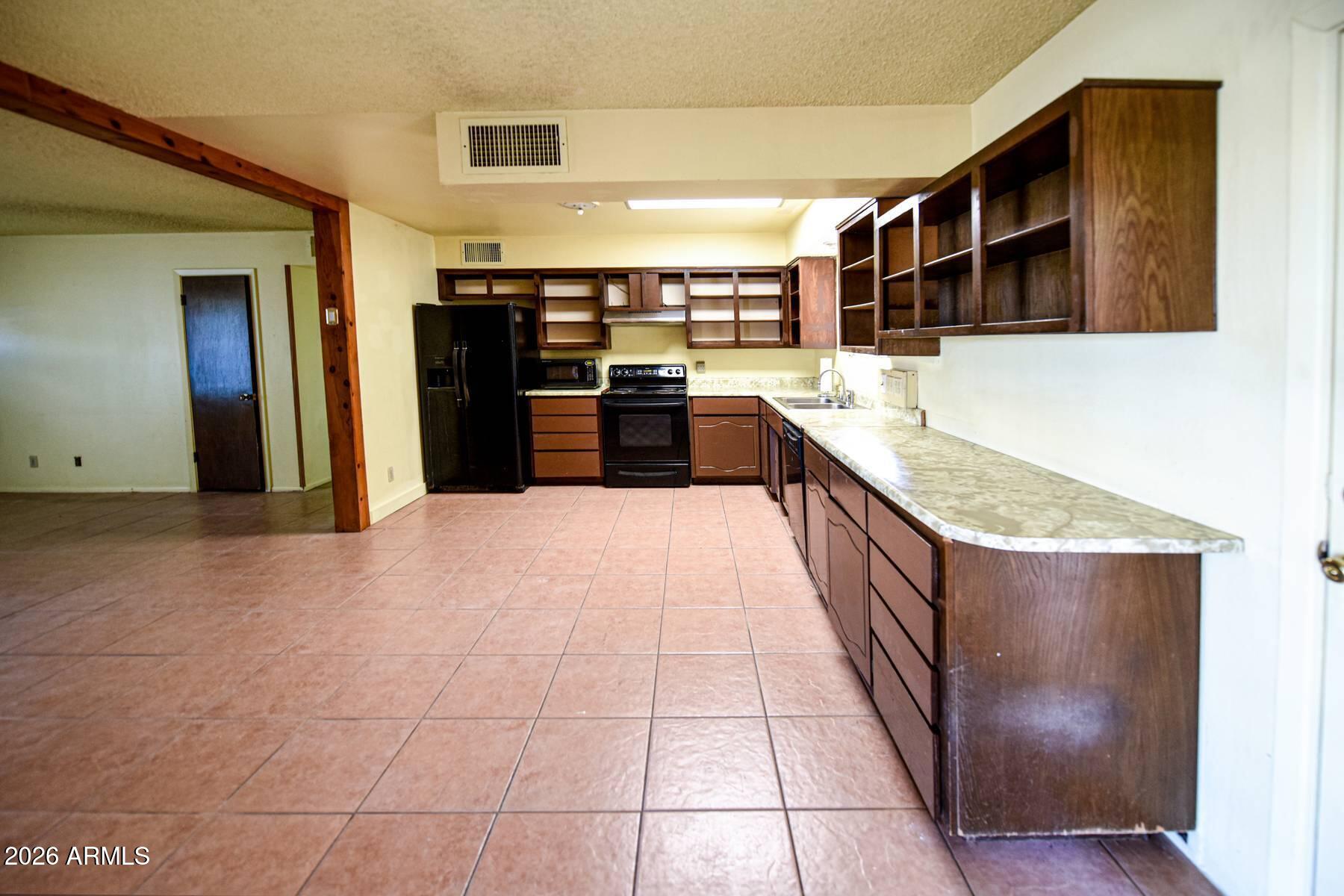 8440 South Springfield Road Globe, AZ 85501 - Photo 9 of 47 KITCHEN2