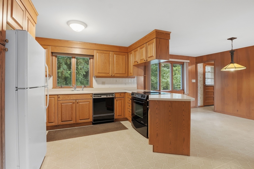 52 Thornton Road Worcester, MA 01606 - Photo 7 of 30