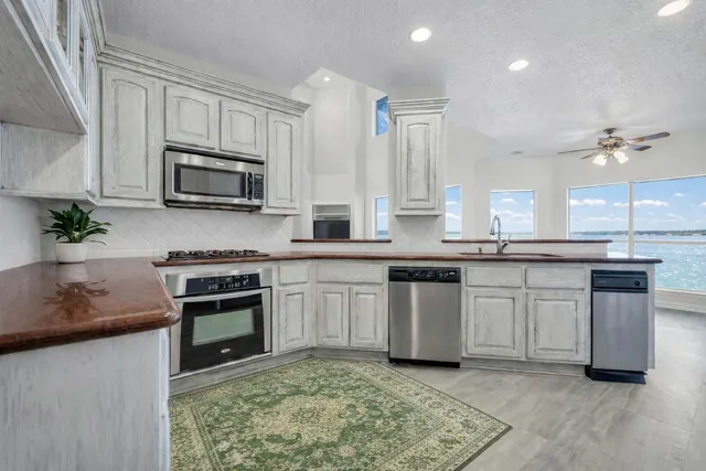 $1,750,000 | 16314 Hunters Circle, Montgomery, TX 77356