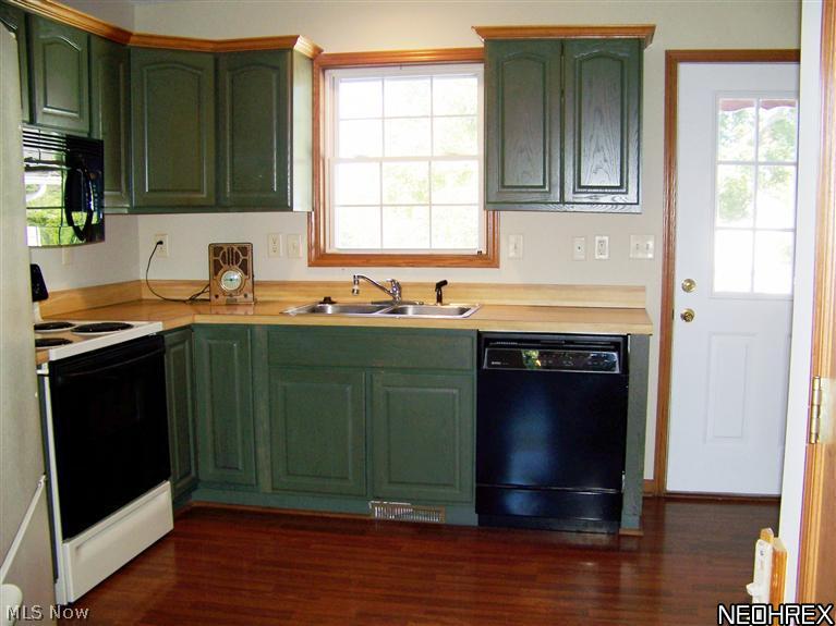 3372 Huffman Road Medina, OH 44256 - Photo 15 of 25 Guest suite kitchen - deck access