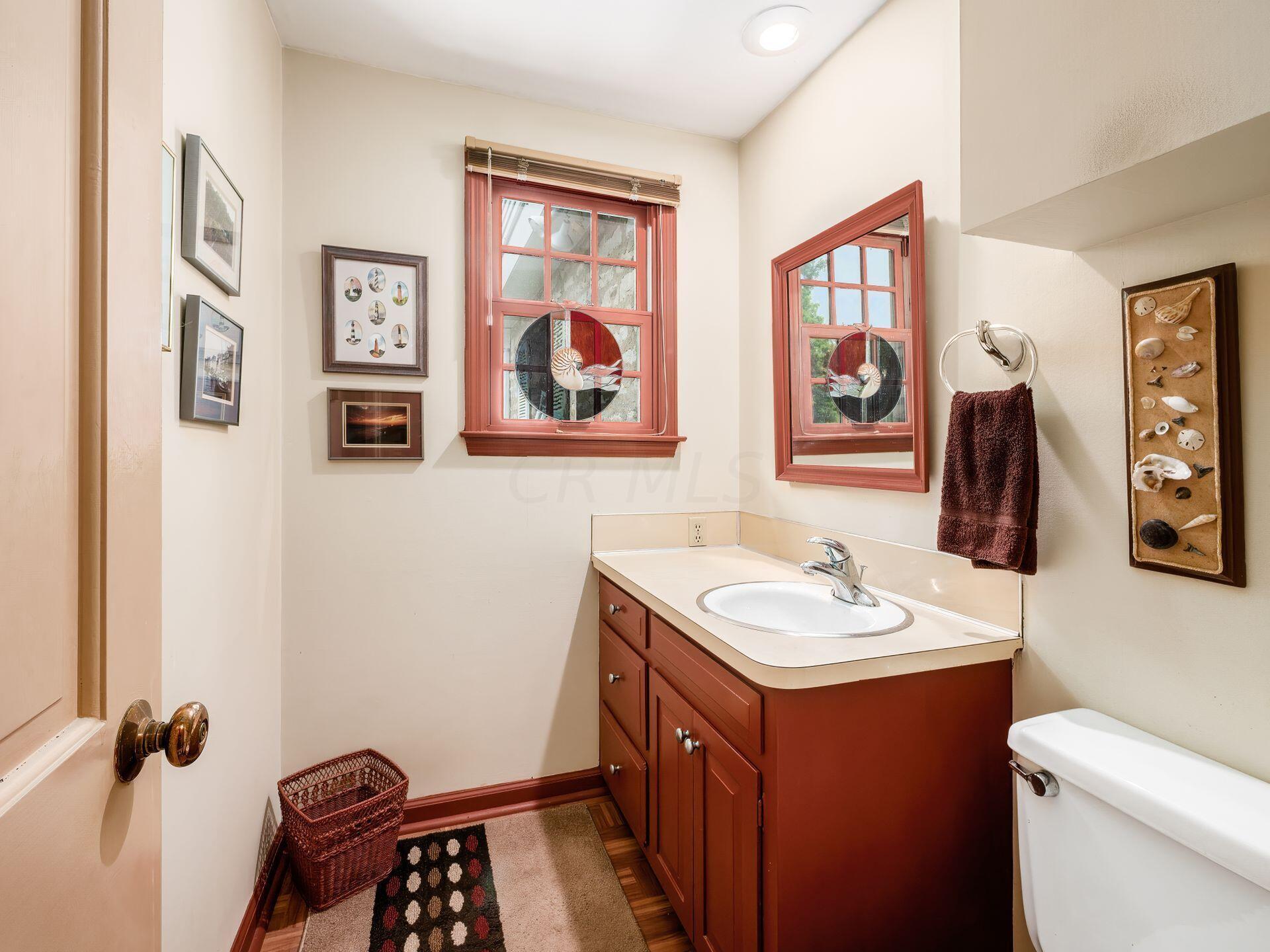 628 Old Farm Road Columbus, OH 43213 - Photo 28 of 71 Half Bathroom