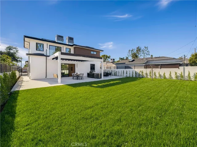 a house view with outdoor space and sitting space