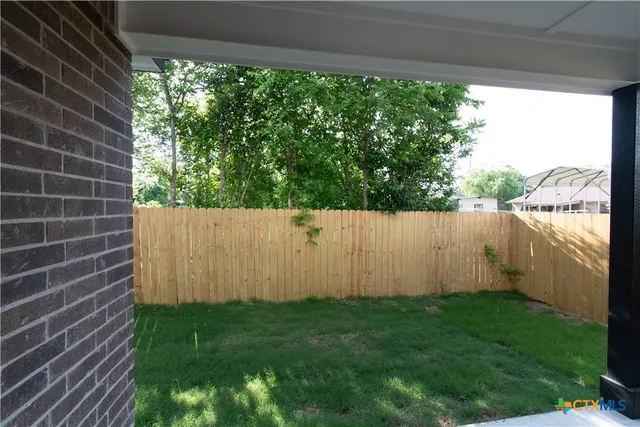 a view of a backyard