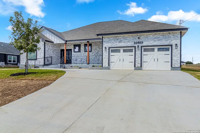 $525,000 | 16923 Rancho Escondido, Atascosa, TX 78002