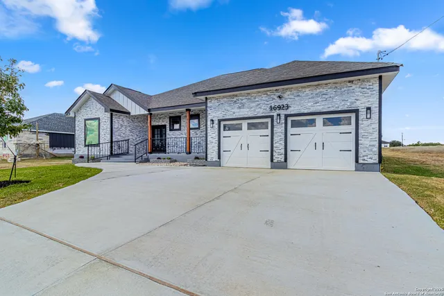 $525,000 | 16923 Rancho Escondido, Atascosa, TX 78002