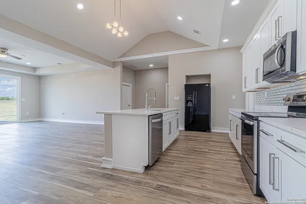 $460,000 | 16923 Rancho Escondido, Atascosa, TX 78002