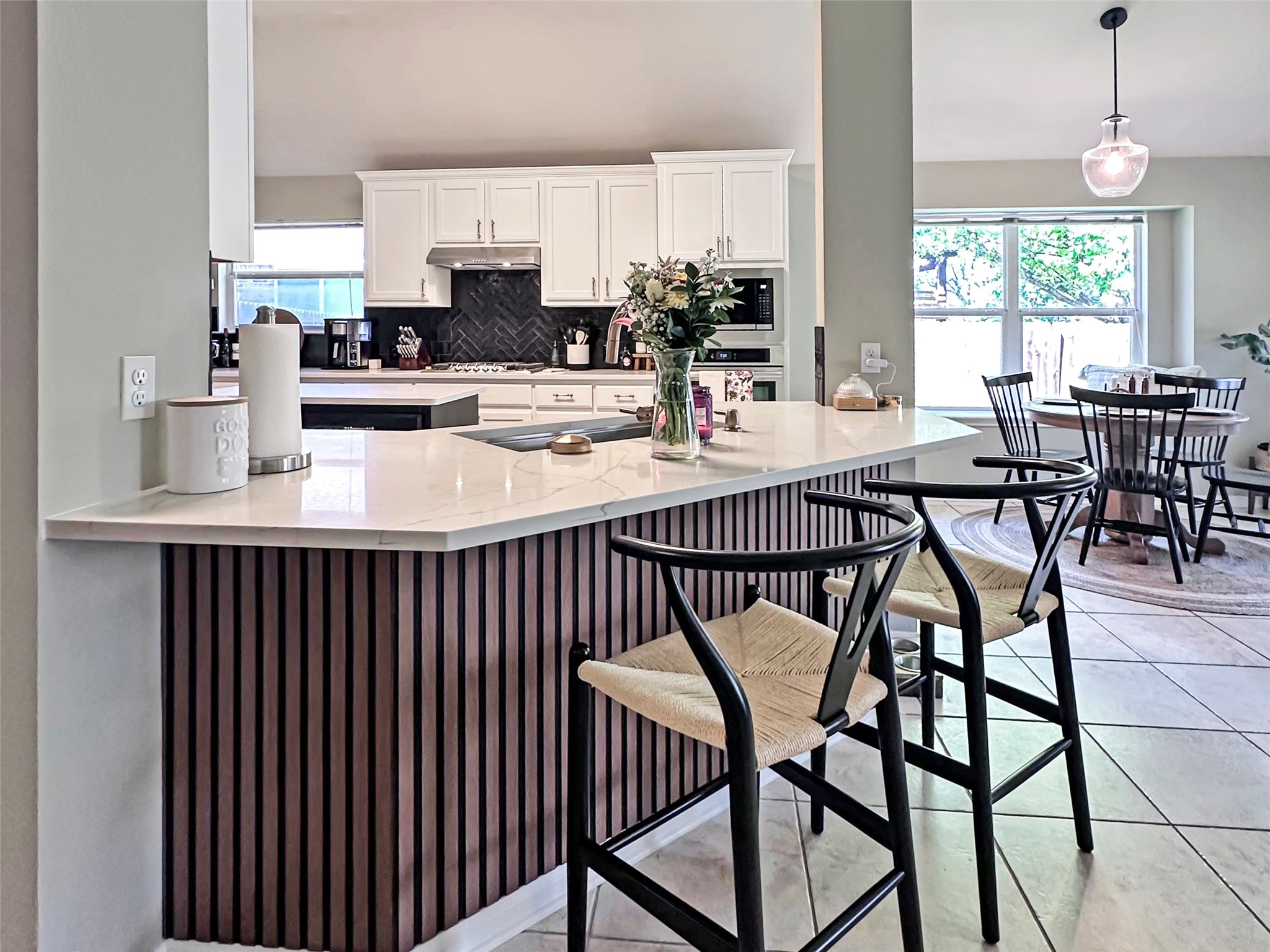 20213 Kearney Hill Road Pflugerville, TX 78660 - Photo 9 of 27 A well-appointed kitchen features a spacious island with ample seating and a separate dining area.