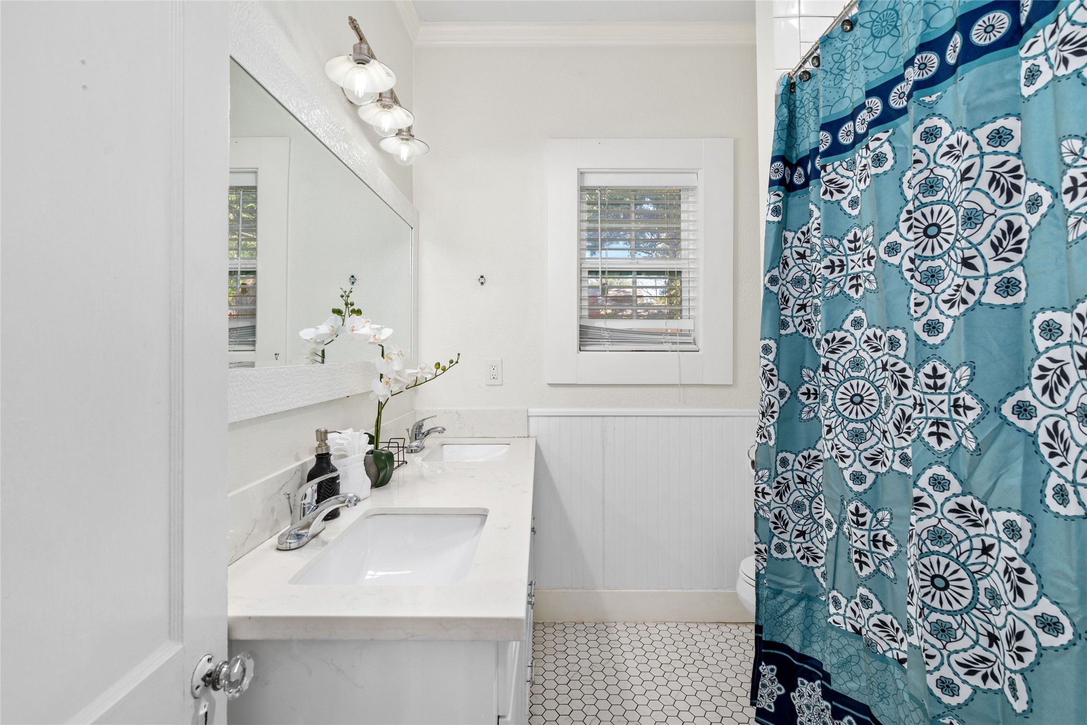 5302 Lindsay Street Houston, TX 77023 - Photo 12 of 37 a bathroom with a sink toilet and mirror