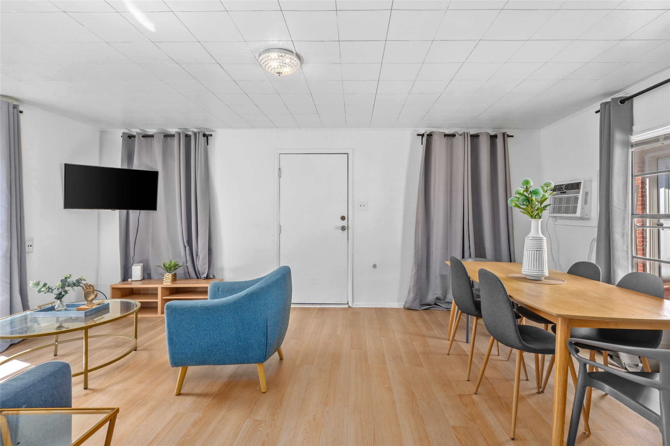 5302 Lindsay Street Houston, TX 77023 - Photo 19 of 37 a living room with furniture and a flat screen tv