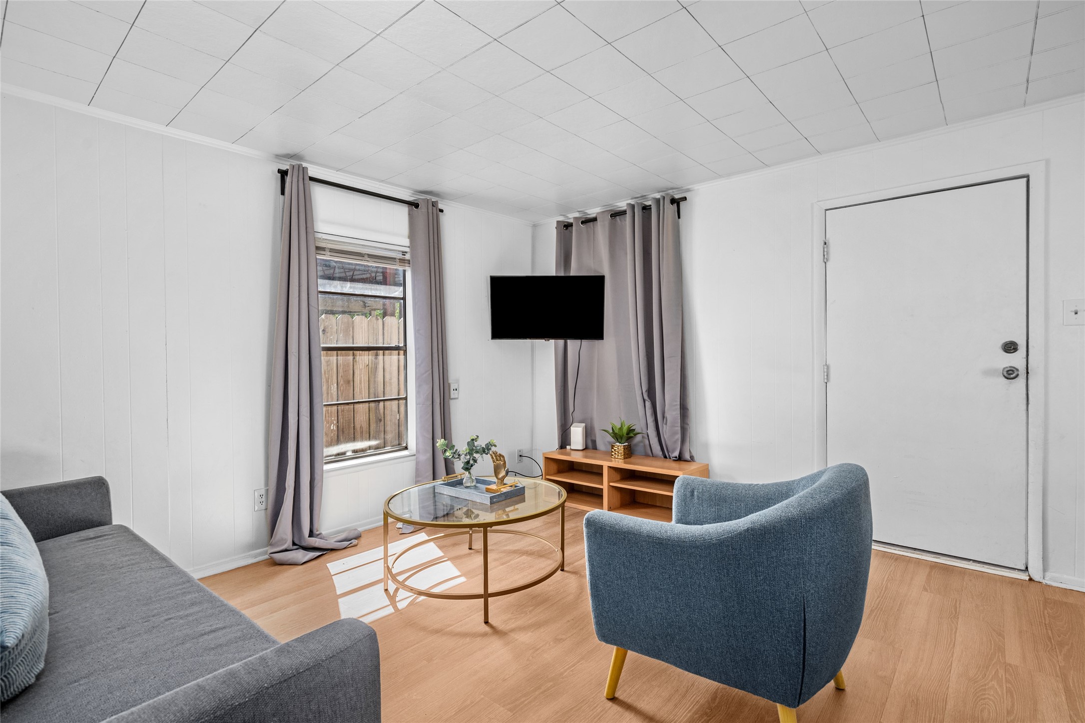 5302 Lindsay Street Houston, TX 77023 - Photo 20 of 37 a living room with furniture and a flat screen tv
