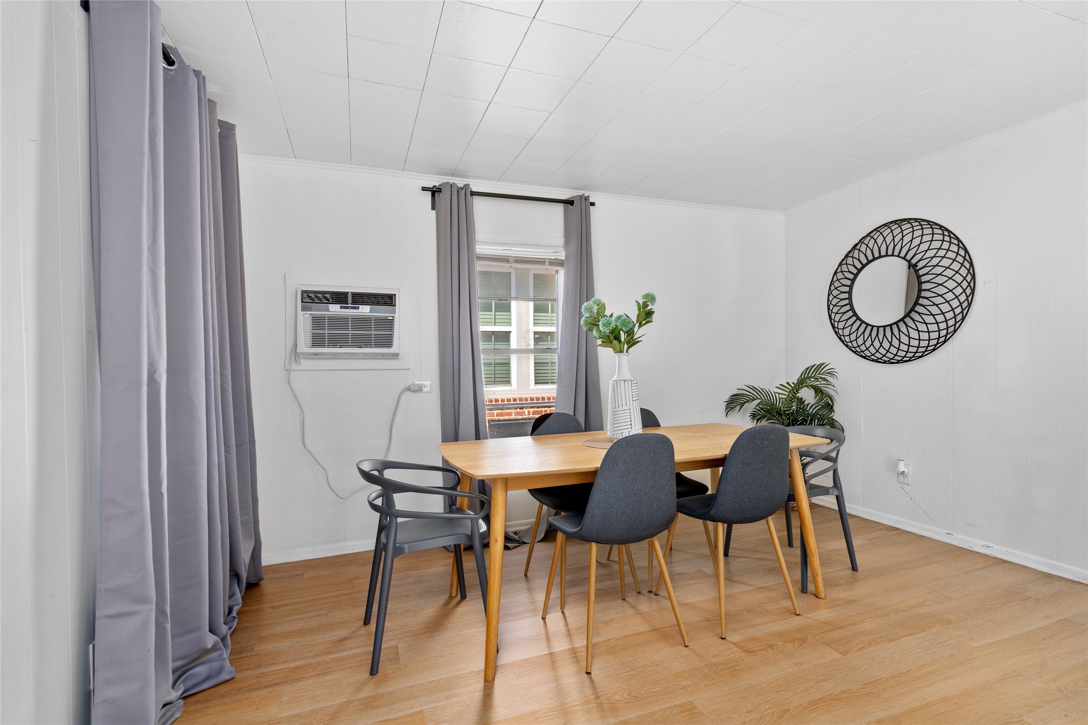5302 Lindsay Street Houston, TX 77023 - Photo 22 of 37 a dining room with furniture and window