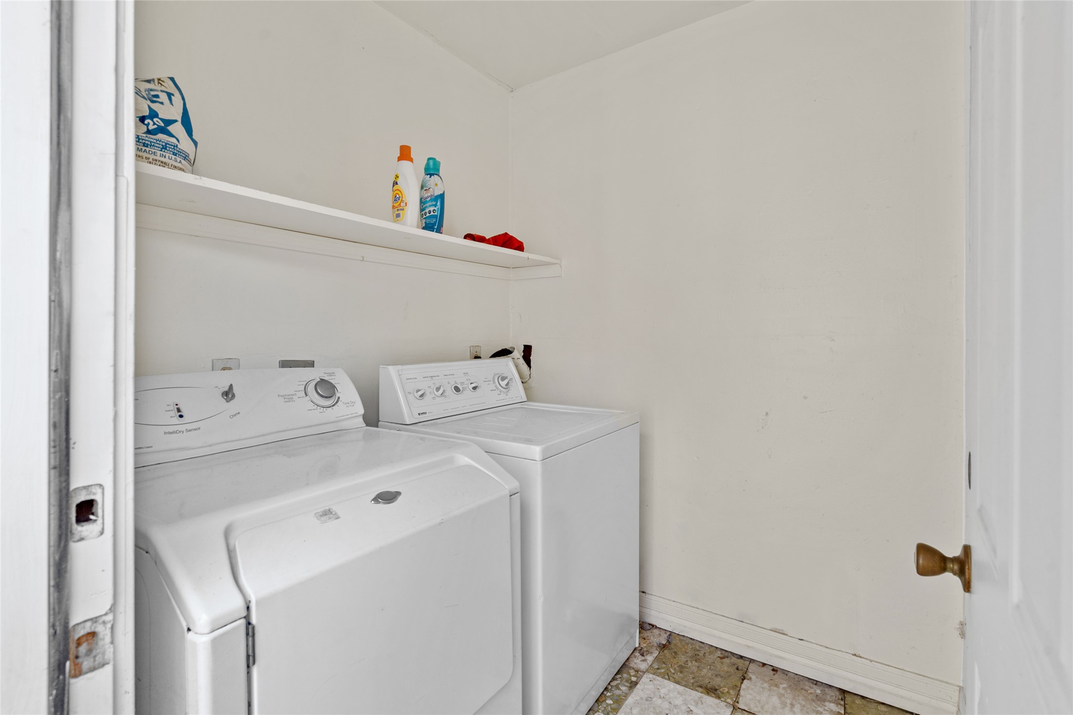 5302 Lindsay Street Houston, TX 77023 - Photo 29 of 37 a utility room with dryer and washer