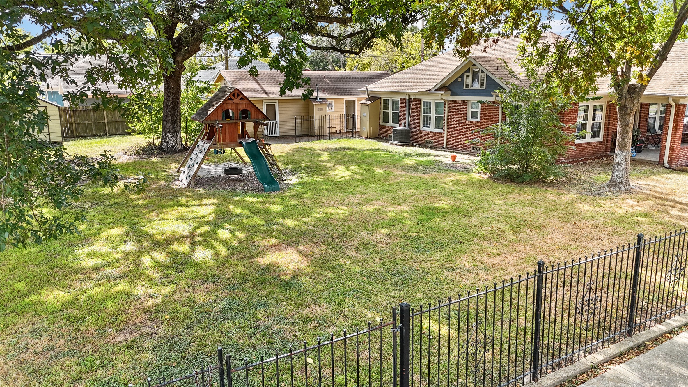 5302 Lindsay Street Houston, TX 77023 - Photo 33 of 37 a view of a house with a yard