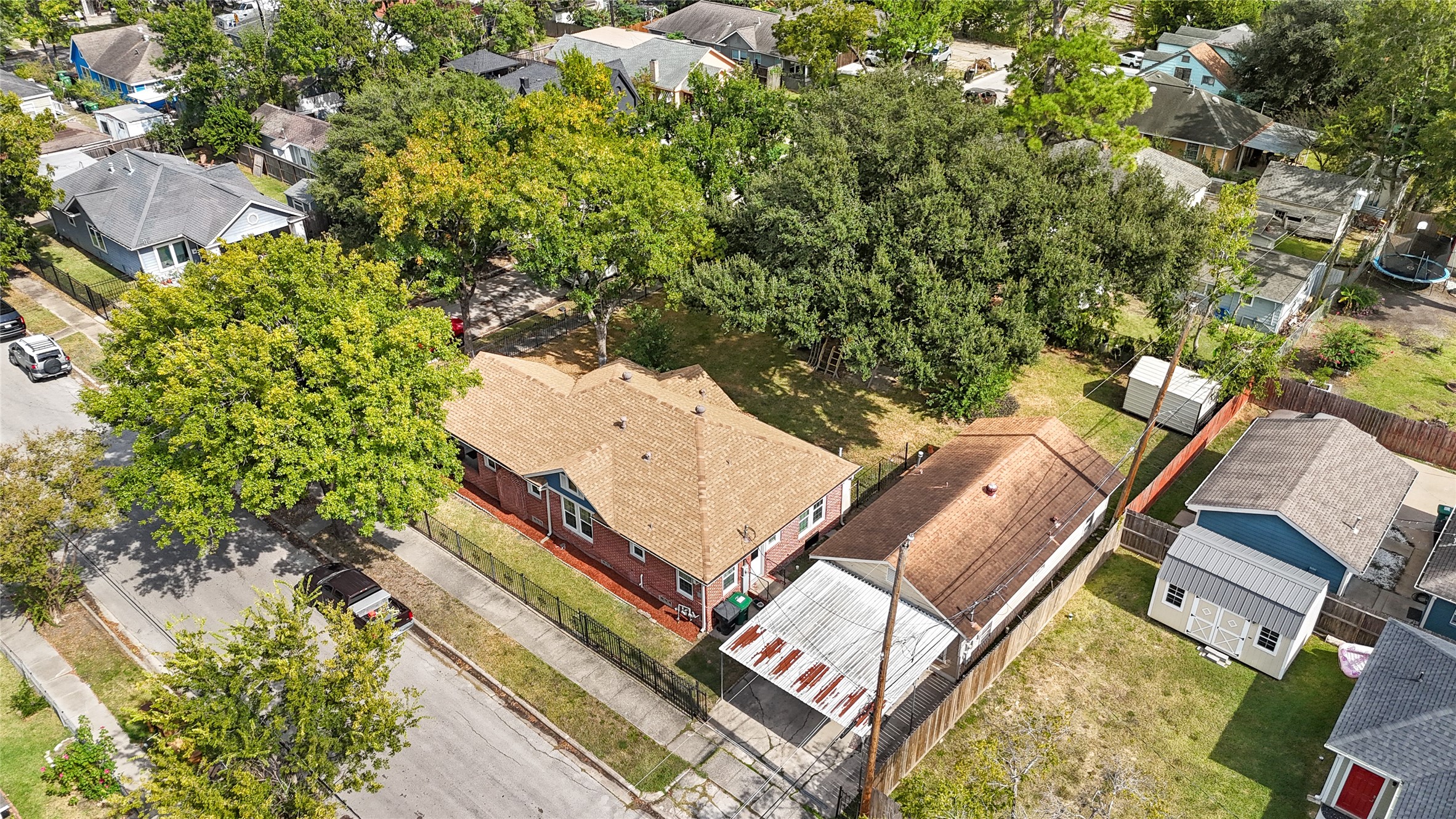 5302 Lindsay Street Houston, TX 77023 - Photo 36 of 37 an aerial view of a residential apartment building with a yard