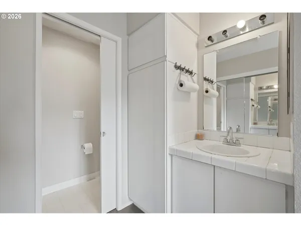 $275,000 | 86 Kingsgate Road, Unit H203, Lake Oswego, OR 97035