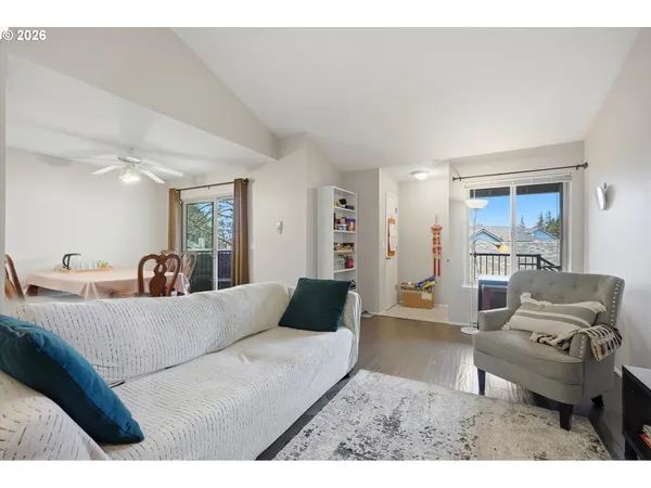 $275,000 | 86 Kingsgate Road, Unit H203, Lake Oswego, OR 97035