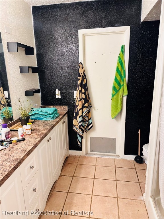 119 Parkview Road Sebring, FL 33870 - Photo 9 of 19 a bathroom with a double vanity sink and a mirror