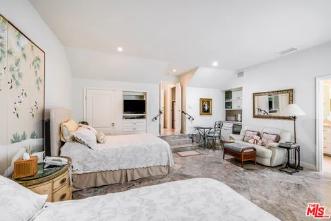 $4,295,000 | 9921 Toluca Lake Avenue, Toluca Lake, CA 91602