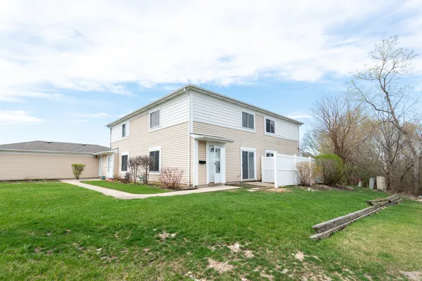 $2,000 | 1673 Cornell Drive, Unit 1673, Hoffman Estates, IL 60169