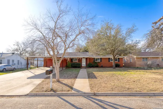 $265,000 | 322 Lantana Lane, Pleasanton, TX 78064