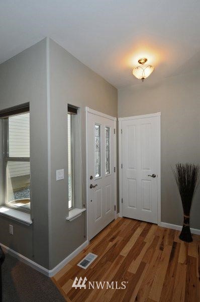 1329 Monroe Avenue Northeast Renton, WA 98056 - Photo 4 of 15 Gallery Image 4